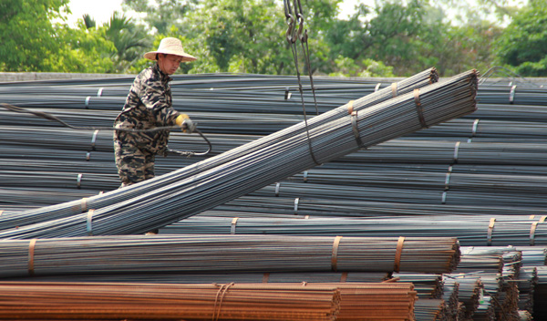 Steel mills shift to exports as market sags