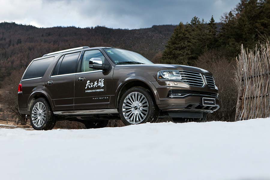 Lincoln Navigator SUV crosses Yunnan