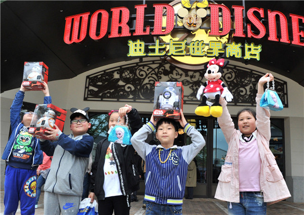 Shanghai Disney trial attracts thousands of visitors