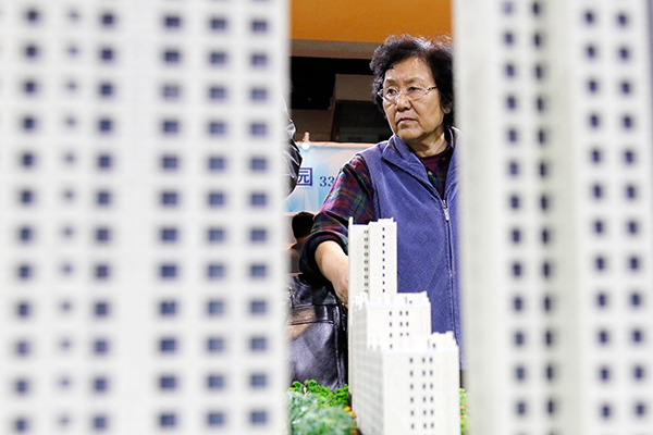 Housing investment to decelerate in 2017: PBOC economist