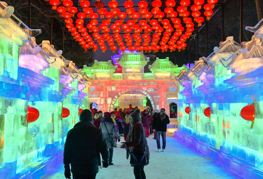 Snow sculptures and ice lanterns heat up Harbin