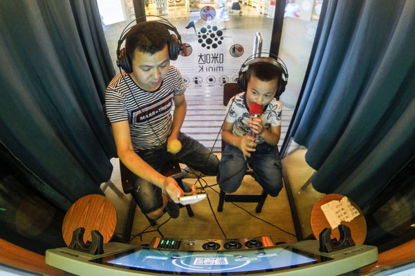 Mini karaoke booth biz creates social buzz