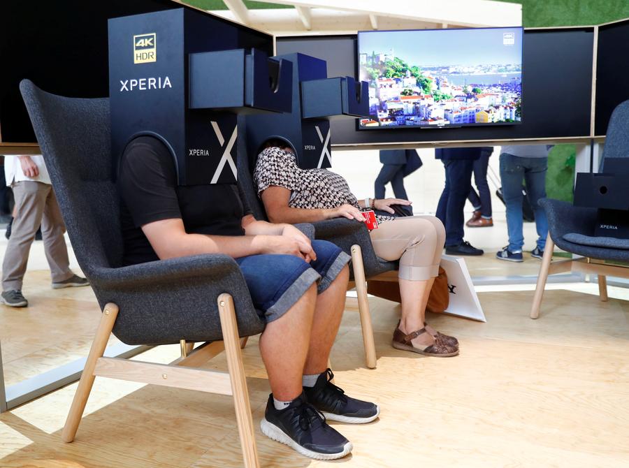 Consumers check out new gadgets at Berlin show