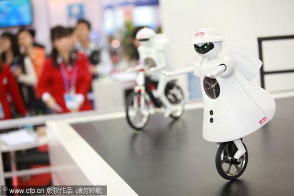 Robotic Murata Boy cycles into Hi-Tech fair