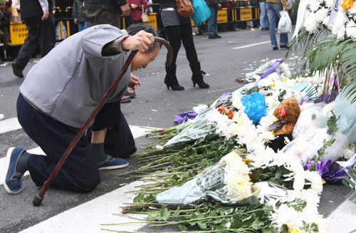 Shanghai mourns victims of apartment blaze