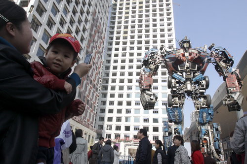 11.5-meter robot stands over E China city