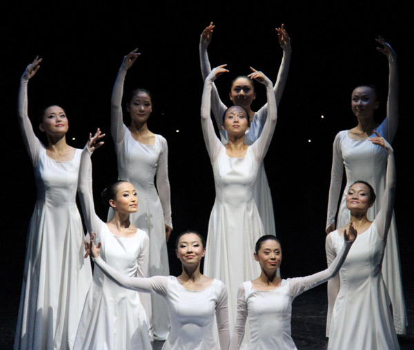 Chinese art troupe dances in New Zealand