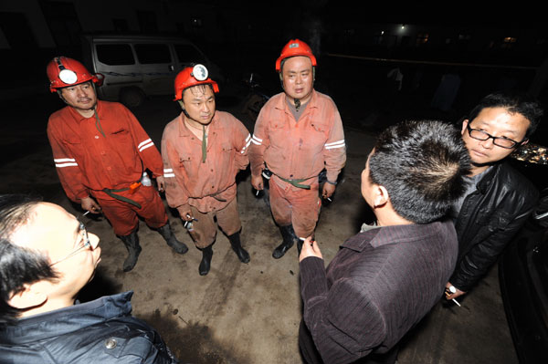 Race to rescue 7 trapped miners