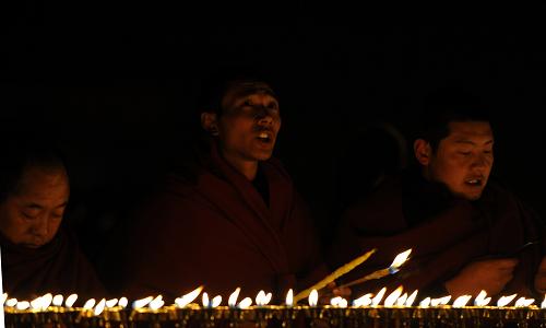 Lamps shine in honor of the late Buddhist master