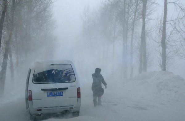 700 cars stuck on snowy road in NE China