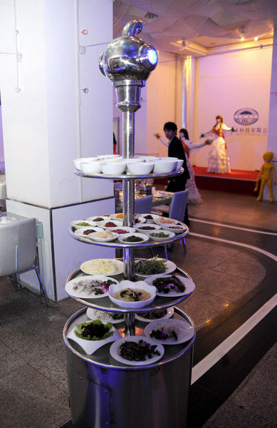 China restaurant uses robotic waiters