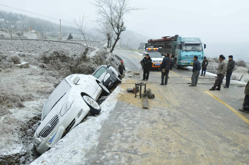 Blizzard closes highway, strands passengers