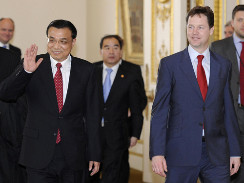 Chinese, British leaders vow to promote ties