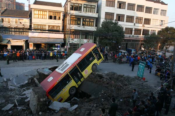 2 injured in road blast, E China