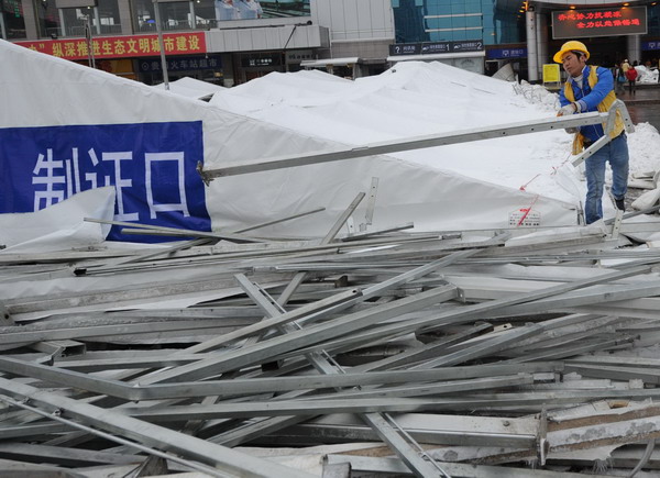 Temporary rail ticket center crushed by snow