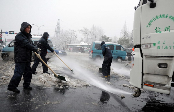 Snow, icy rain continue sweeping East, South China