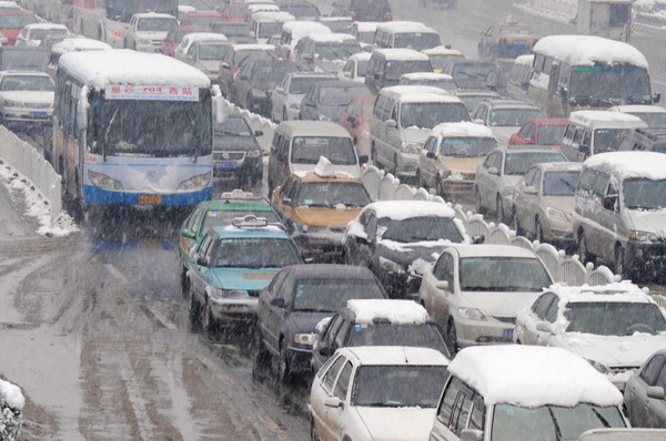 Snow, icy rain continue sweeping East, South China