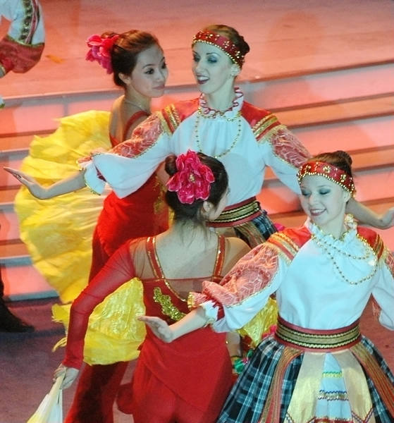 Chinese, Russian dancers perform to greet Spring Festival