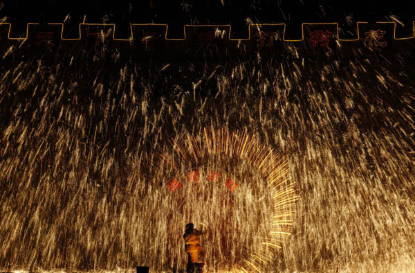 Lantern Festival celebration: spraying molten iron