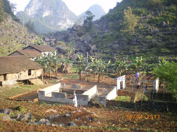 Students use a makeshift classroom before the new building is finished in Jiudu village, South China’s Guangxi Zhuang autonomous region, April 18, 2011. Children make do until new classrooms are built