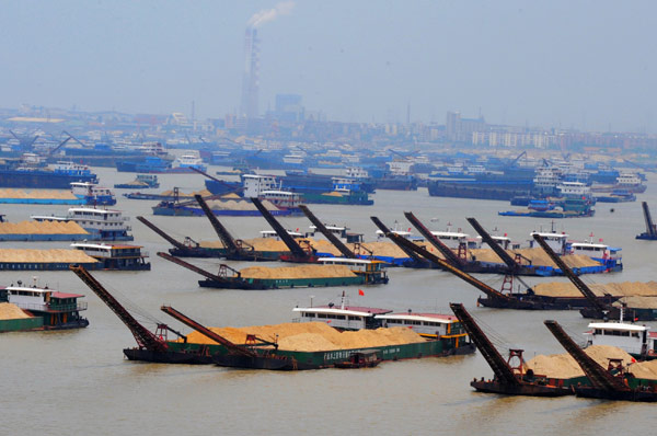 Drought stops shipping along Yangtze