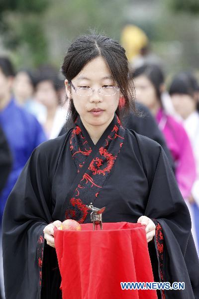 People wearing Han clothings to worship Qu Yuan