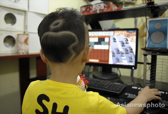 Dedicated young Apple fan shaves head