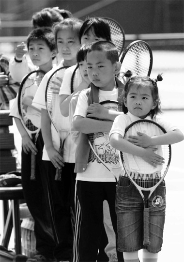 Children rushing to serve after Li's victory