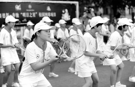 Children rushing to serve after Li's victory