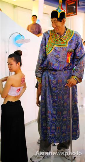 China's tall man dwarfs crowd at function