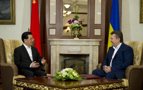 Chinese, Ukrainian presidents meet on ties
