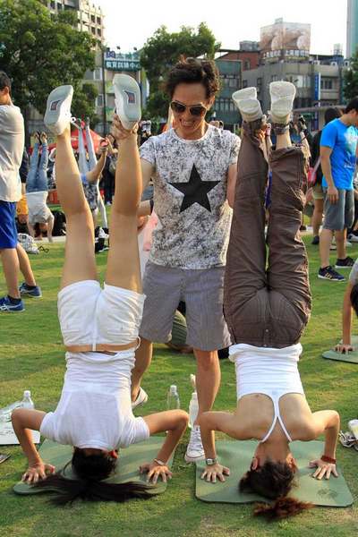 Handstand performance attracts citizens in Taipei