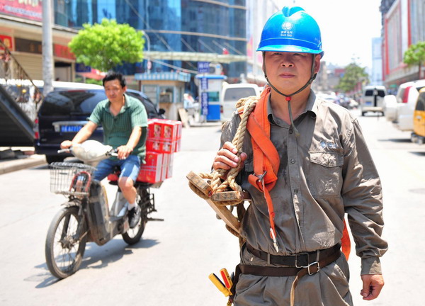 Cable worker gets dirty, becomes Internet star