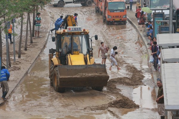 Burst pipe leaves 1,000 no water in Beijing