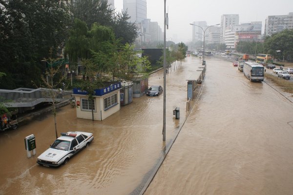 Burst pipe leaves 1,000 no water in Beijing