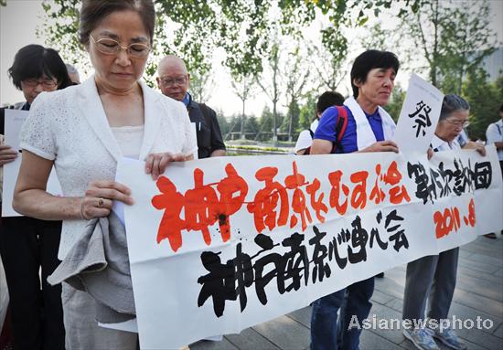 Japanese mourn Nanjing Massacre victims