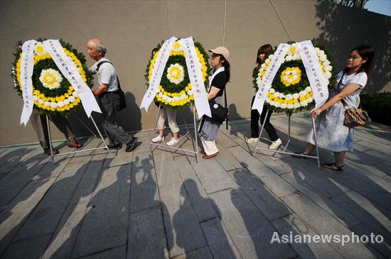 Japanese mourn Nanjing Massacre victims