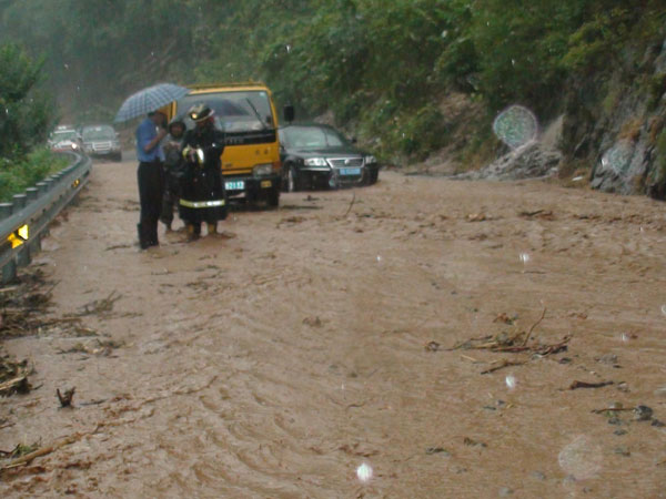 Rain-triggered mudslides trap 100 in C China