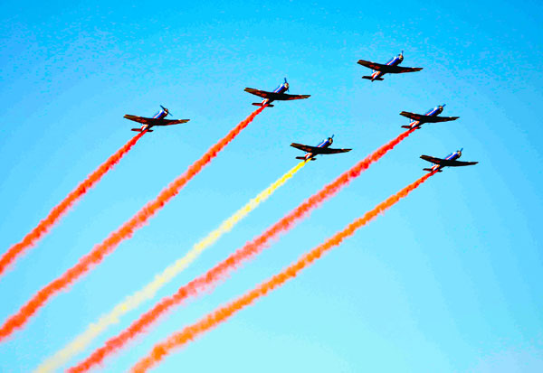 Aerobatic team “Tianzhiyi”, (Sky Wings), practices aerobatic flight in Beijing, Aug 25, 2011. New aerobatic teams make debut in Beijing