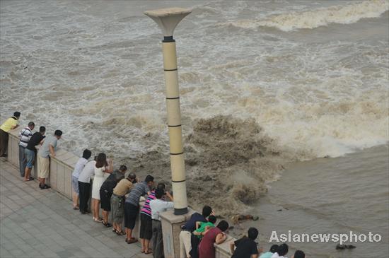 Qiantang River tides injure spectators