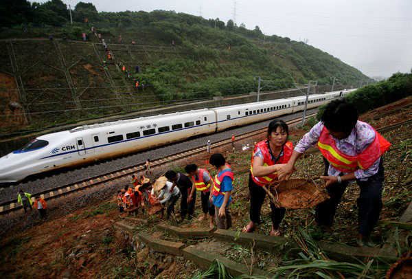 Mudslide halts bullet trains in E China