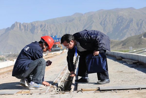 Tibet's new railway to open in 2014