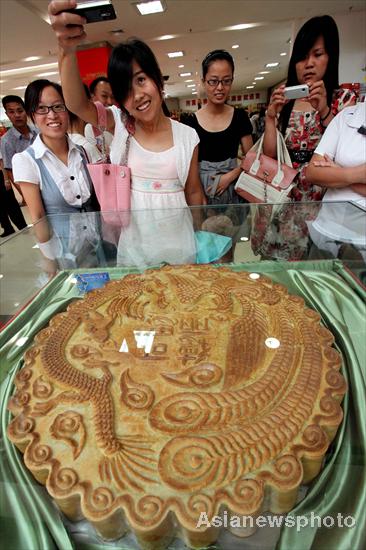 Huge mooncake served in C China