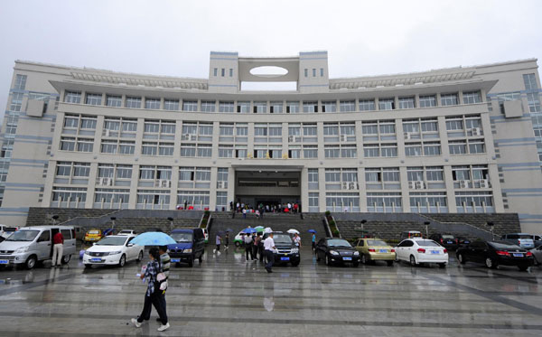 Students pass the square in front of the main teaching building of the newly built Badong No 1 Senior Middle School in Xinling town, Badong county, Central China’s Hubei province, Sept 8, 2011. The building was constructed under the aid of Beijing municipal government and is named “Beijing Building”.[ Students move to new school for safety reasons