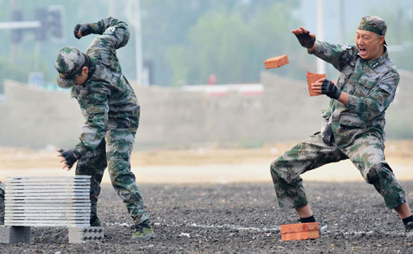 Soldiers dispaly combat skills during an anti-terrorism drill in Zunyi, Sept 26, 2011. Air-raid, anti-terror drill staged in SW China