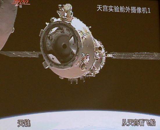 China makes second successful docking