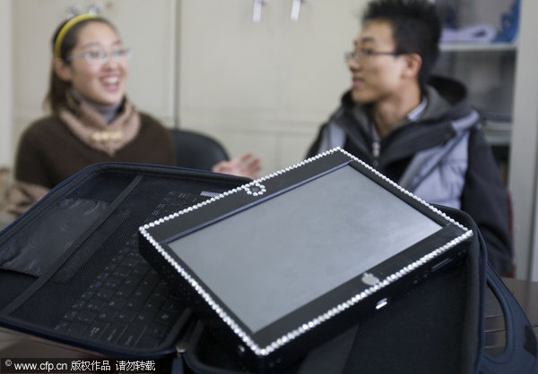 Student builds 800-yuan 'iPad' for girlfriend