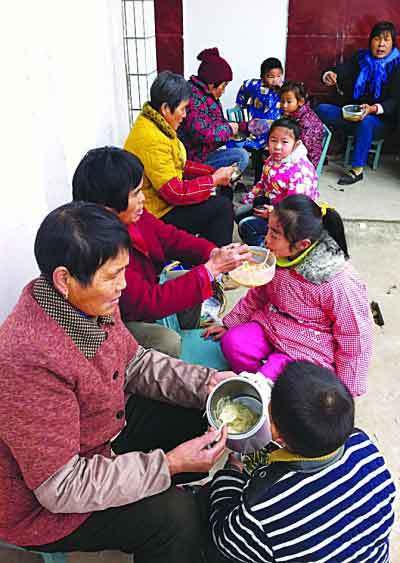 Parents feed kindergarteners in cold winter winds
