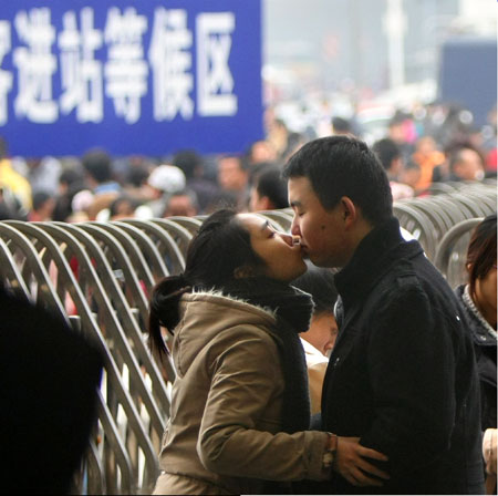 Moments of warmth in Spring Festival travel rush