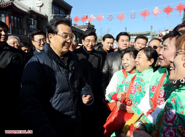 President Hu joins public to celebrate New Year